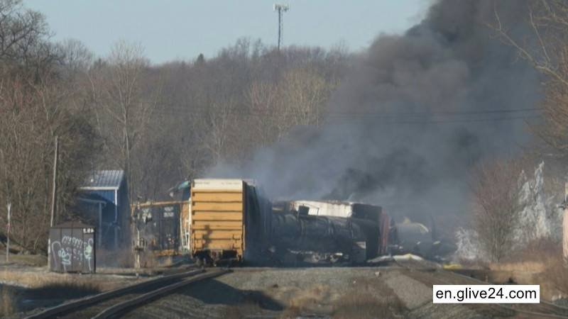 US cargo train derails, causing huge fire and leaking hazardous gas 2 US cargo train derails, causing huge fire and leaking hazardous gas