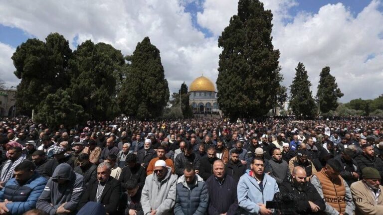 Huge crowds in Jerusalem for second Friday of Ramadan