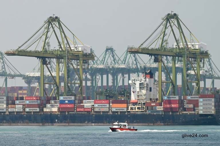 Singapore economy beats estimates but govt warns of global risks