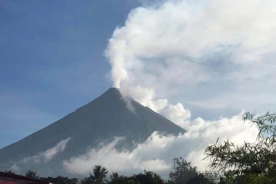 Philippines' Mayon volcano "quietly erupts"