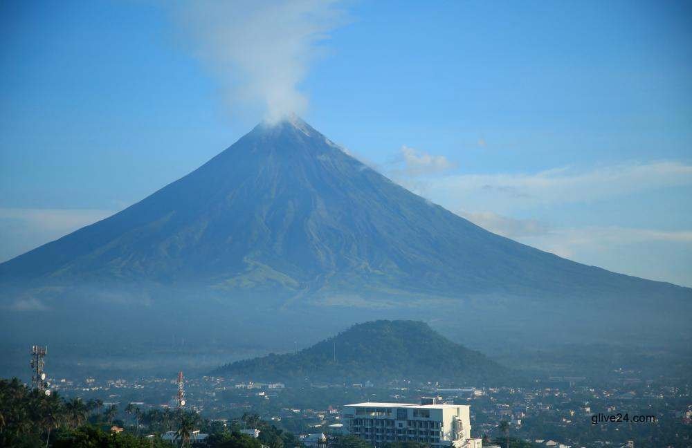 Philippines' Mayon volcano "quietly erupts"