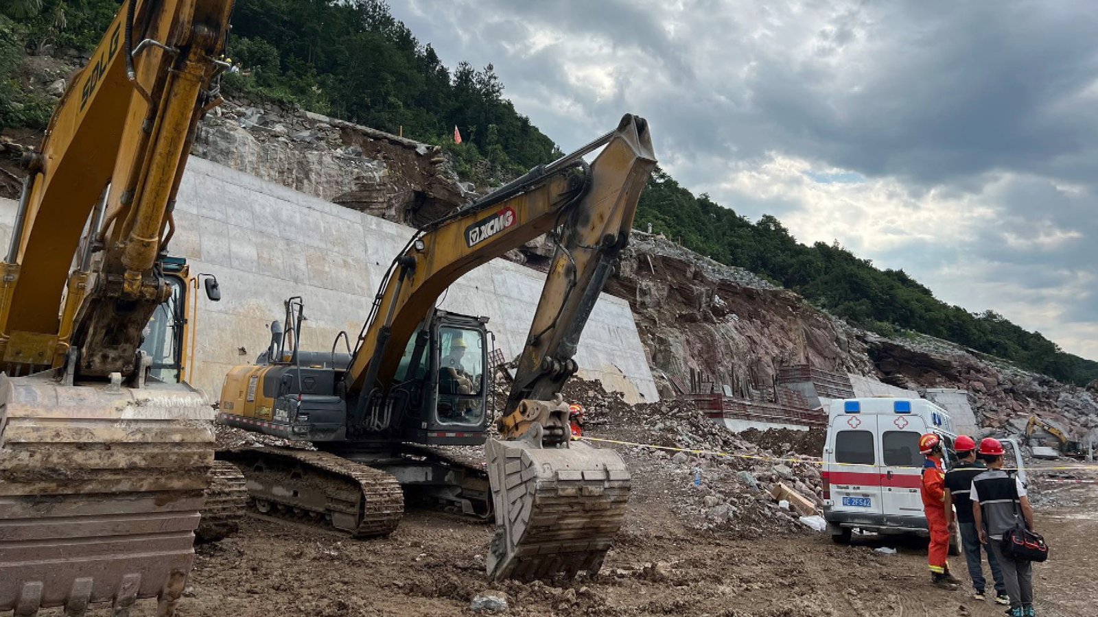 5 rescued, 9 still missing in central China landslide