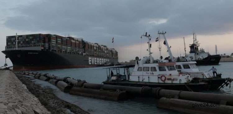 One missing after tug sinks in Suez collision with tanker