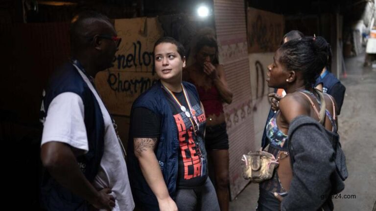 In Rio wasteland, health teams take medical care to homeless