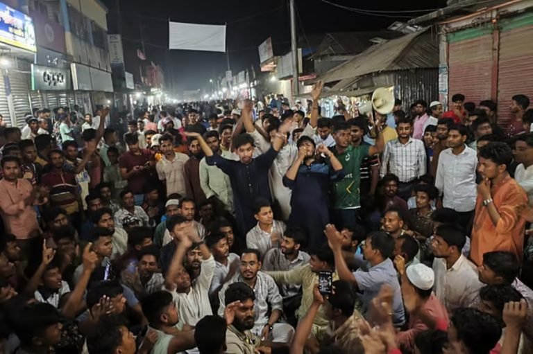 Sit-in protest against attack on Hannan Masud's road rally at Jahajmara Bazaar
