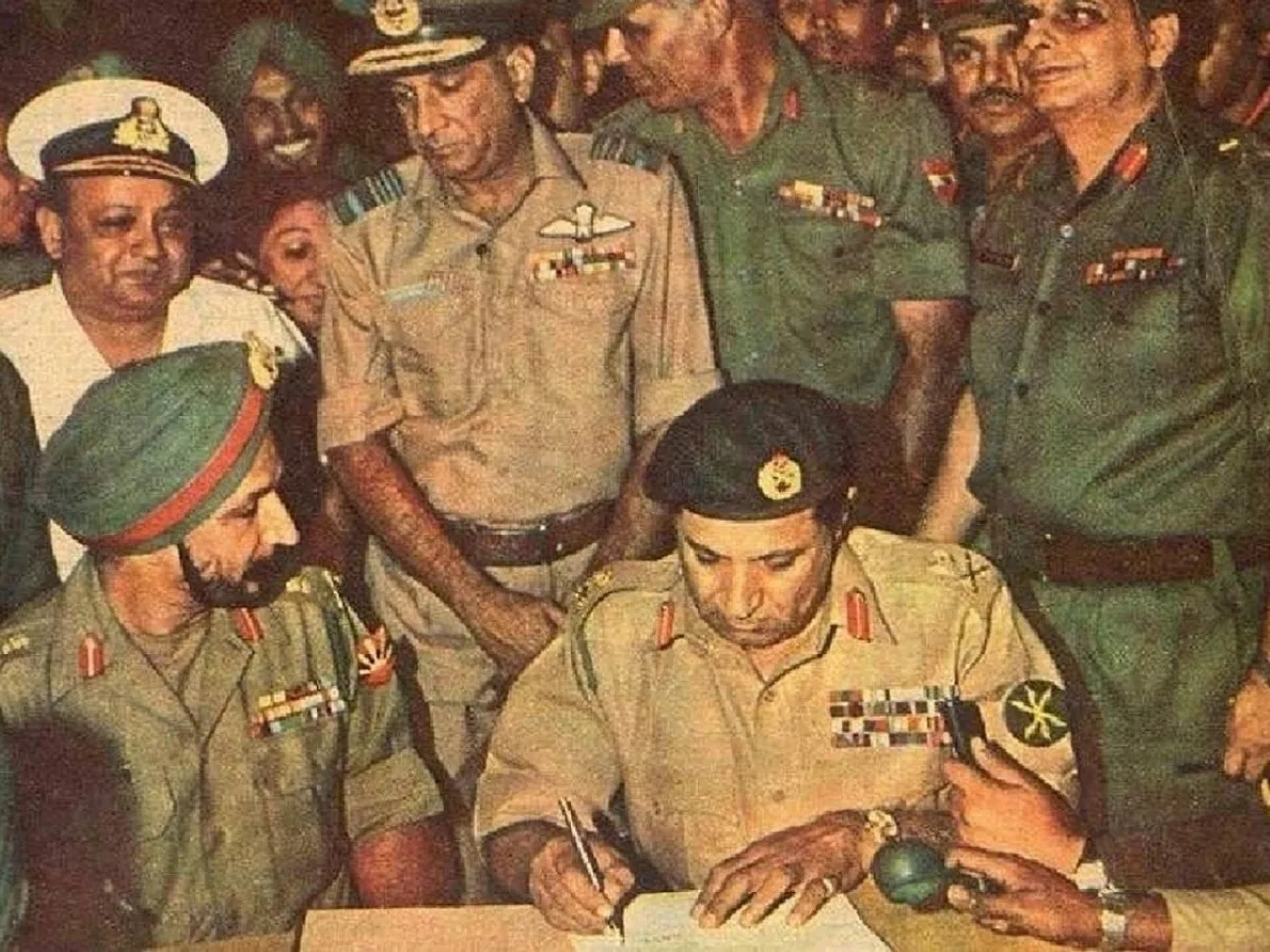 আত্মসমর্পণের শেষ প্রস্তুতি, ১৬ ডিসেম্বর - ড. এ কে এম শাহনাওয়াজ : অধ্যাপক, জাহাঙ্গীরনগর বিশ্ববিদ্যালয় 6 ১৬ ডিসেম্বর মিত্র বাহিনীর কাছে পাকিস্তানের আত্মসমর্পণ