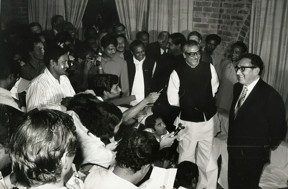 Henry Kissinger and Mujibur Rahman at a press conference in Dhaka in 1974