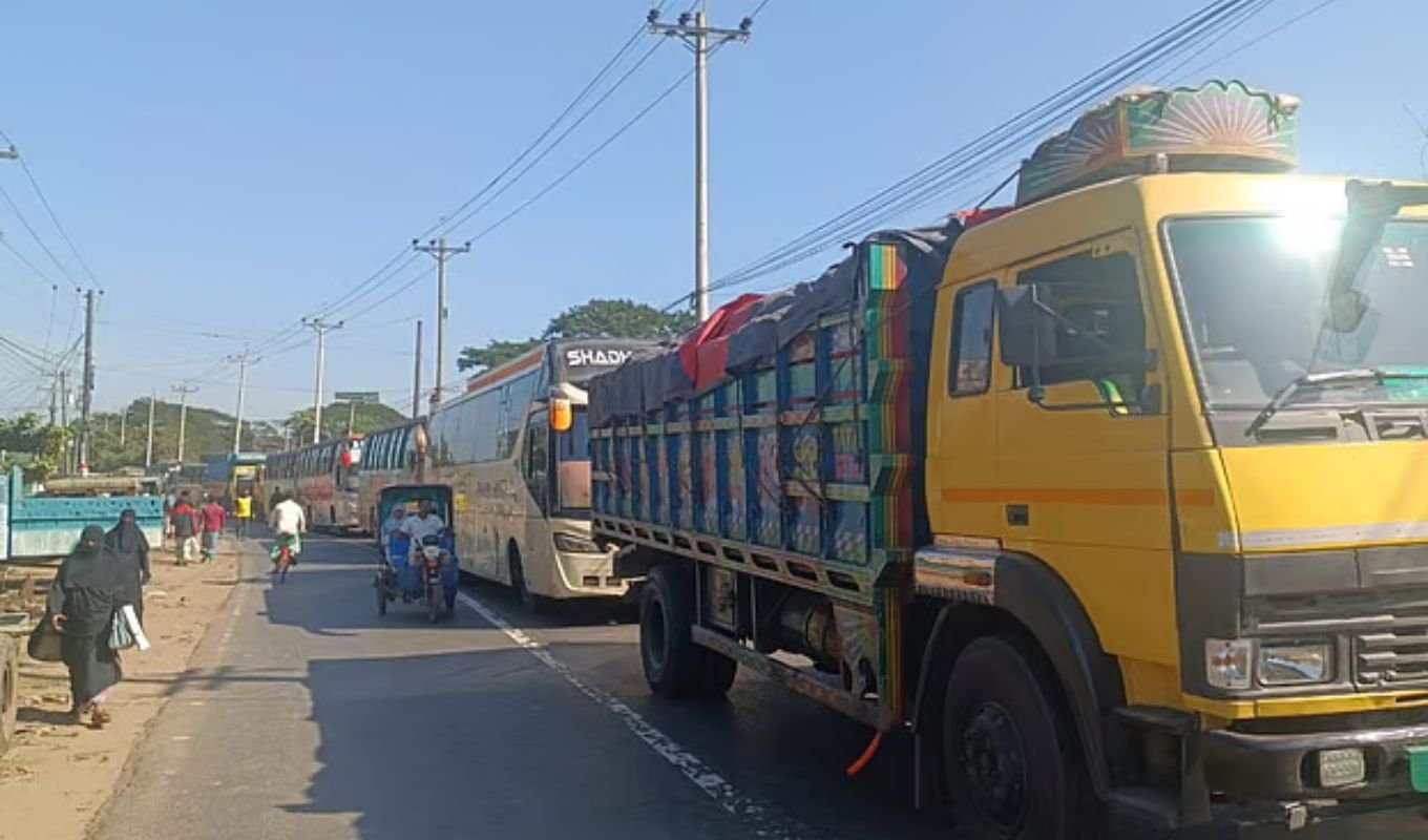 Blockades at Several Points on Chattogram–Coxs Bazar Highway Causing Severe Congestion Blockade on Chattogram–Cox’s Bazar Highway Over Six-Lane Demand, Travellers Face Delays