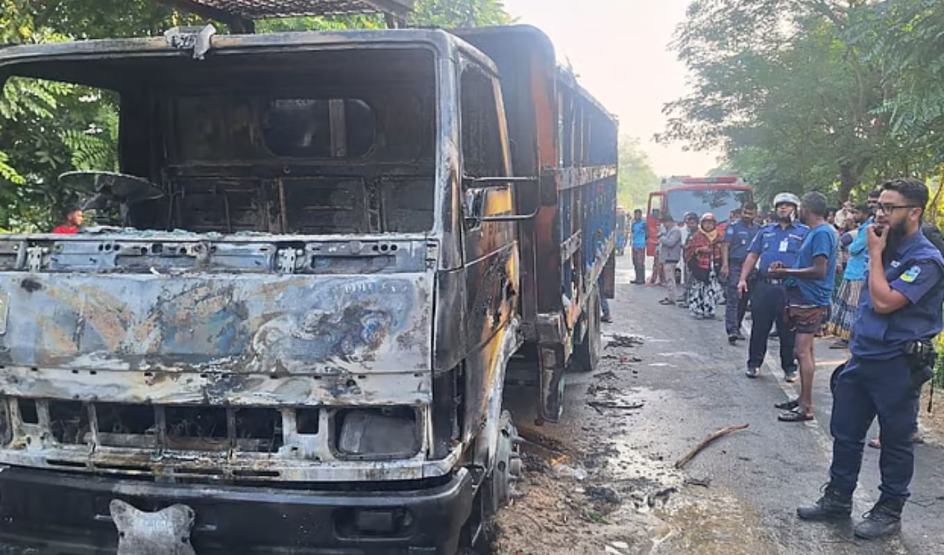 Expressway Blocked in Front of Padma Bridge Truck Set on Fire Traffic Halted Awami League Blockade at Padma Bridge in Shariatpur