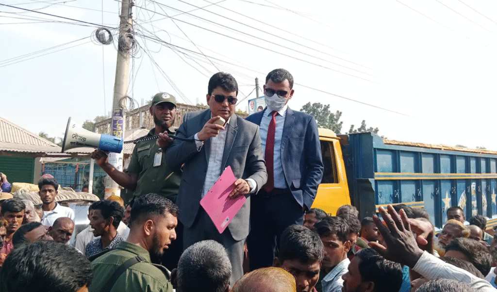 Farmers Block Highway in Hatibandha for Two Hours Over Fertiliser Shortage Farmers Block Highway in Hatibandha After Failing to Get Fertiliser
