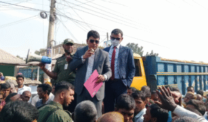 Farmers Block Highway in Hatibandha for Two Hours Over Fertiliser Shortage Farmers Block Highway in Hatibandha After Failing to Get Fertiliser