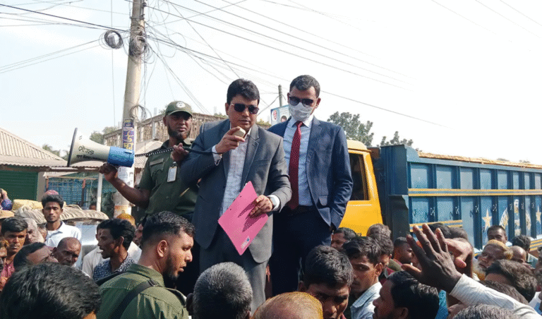 Farmers Block Highway in Hatibandha for Two Hours Over Fertiliser Shortage Farmers Block Highway in Hatibandha After Failing to Get Fertiliser