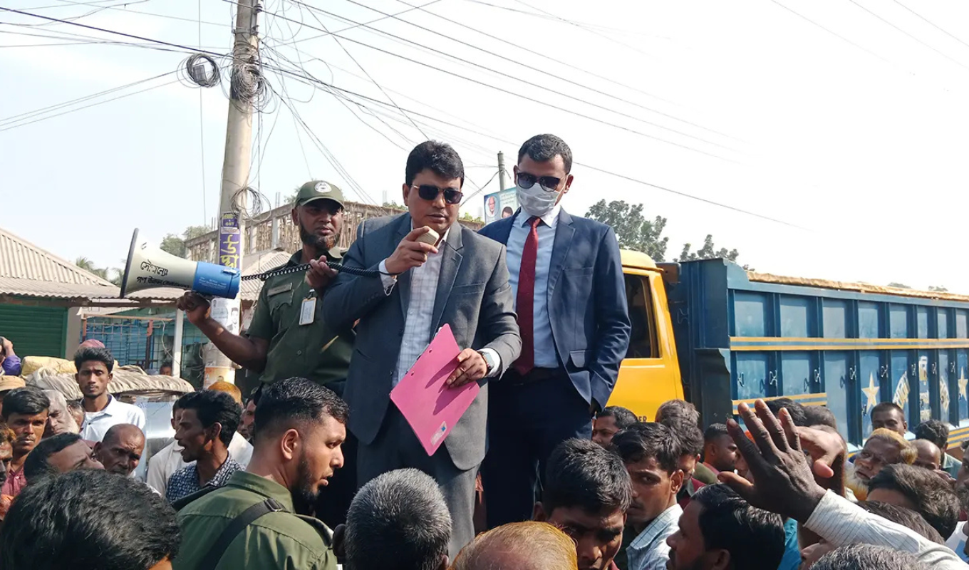 Farmers Block Highway in Hatibandha for Two Hours Over Fertiliser Shortage Farmers Block Highway in Hatibandha After Failing to Get Fertiliser