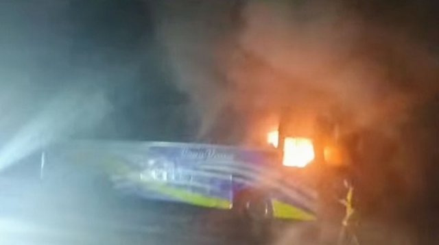 Fire Damages Bus in Dhaka-Chittagong Highway