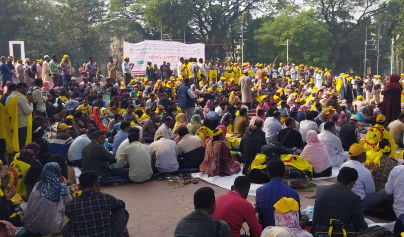 Health Assistants Stage Sit in at Shaheed Minar for Six Point Demands Health Assistants Stage Mass Protest at Shaheed Minar over Pay Disparity