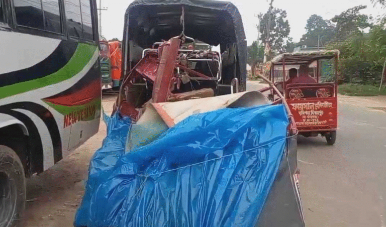 Minibus and Easybike Crash Leaves Four Dead in Dinajpur Minibus and Easybike Crash Leaves Four Dead in Dinajpur