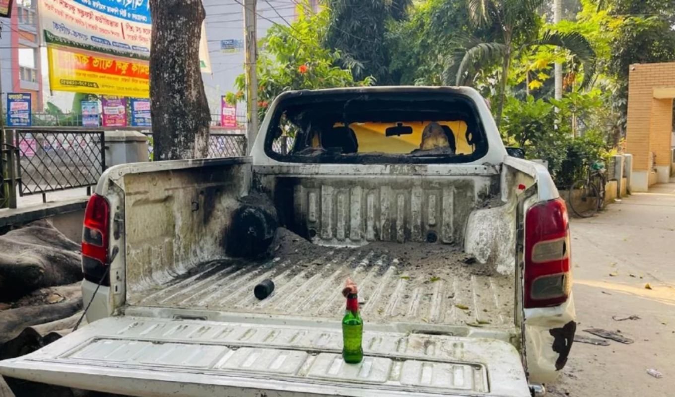 Petrol Bombs Thrown at Public Works Department and Grameen Bank in Gopalganj Petrol Bomb Attacks Target Public Works and Grameen Bank in Gopalganj