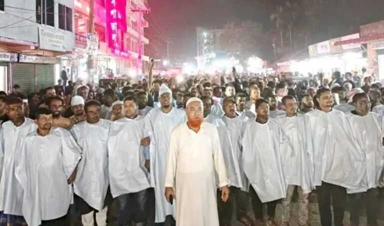 Protesters in Nangalkot Wear Burial Shrouds Demanding BNP Nomination Change BNP Activists Wear Shrouds in Protest Demanding Nomination Change in Cumilla-10