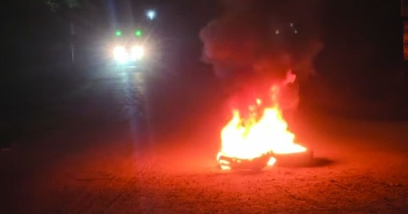 Student League activists block road in Barguna