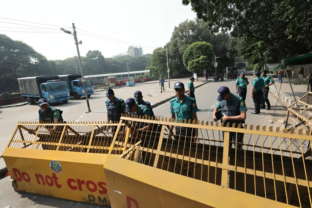 Heightened Security at 32 Dhanmondi Amid Lockdown 4 Tight Security at the Ruins of House No. 32 — Police and ‘July Faction’ Activists Guard Dhanmondi Landmark