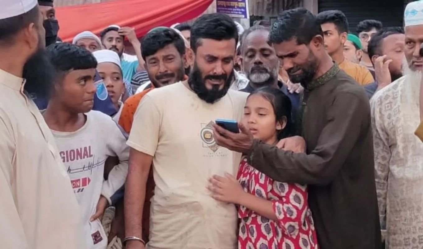 গ্রেপ্তারের তিন দিন পর অন্তঃসত্ত্বা স্ত্রীর জানাজায় অংশ নেন যুবলীগ কর্মী Narayanganj Jubo League Activist Granted Parole for Pregnant Wife’s Funeral