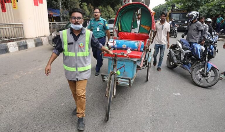 ট্রাফিক সহায়কদের খণ্ডকালীন চাকরি শিক্ষার্থীদের সুবিধার চেয়ে ঝুঁকি বেশি Students Face Challenges Managing Traffic in Dhaka