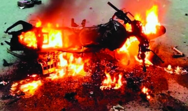 ফরিদপুরে বিএনপির দুই পক্ষের সংঘর্ষে রণক্ষেত্র আহত ৫০ 7 November: BNP Clashes in Faridpur and Galachipa Leave 50 Injured