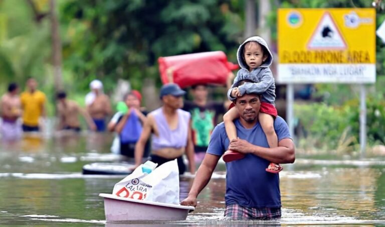 ফিলিপাইনে আঘাত হেনেছে সুপার টাইফুন ‘ফুং ওং নিহত ২ Super Typhoon ‘Fung-Wong’ Hits Northern Philippines, State of Emergency Declared