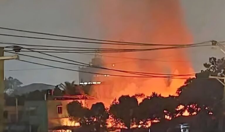 বালু মহাল নিয়ন্ত্রণে সংঘর্ষে বিএনপি নেতা দুই ভাইয়ের সমর্থক বাড়িতে আগুন Clash Among BNP Supporters in Narayanganj Leaves Homes on Fire