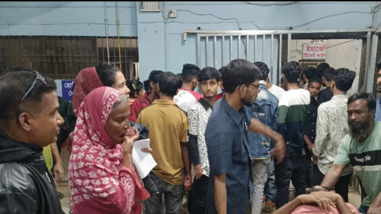 ব্রাহ্মণবাড়িয়ায় সন্ধ্যার গুলিবর্ষণ আধিপত্যের লড়াইয়ে ৩ জন ছিটকে হাসপাতালে Gunfire Rocks Brahmanbaria: Three Shot in Violent Turf War Clash!