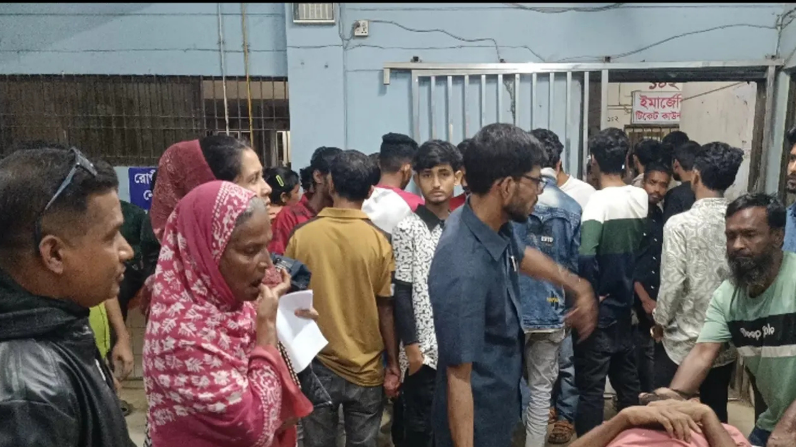 ব্রাহ্মণবাড়িয়ায় সন্ধ্যার গুলিবর্ষণ আধিপত্যের লড়াইয়ে ৩ জন ছিটকে হাসপাতালে Gunfire Rocks Brahmanbaria: Three Shot in Violent Turf War Clash!