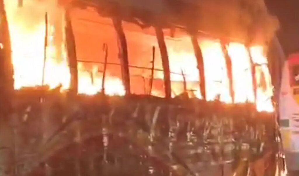 রাজধানীতে মধ্যরাতে তিনটি বাসে আগুন Three Buses Catch Fire in Dhaka at Midnight