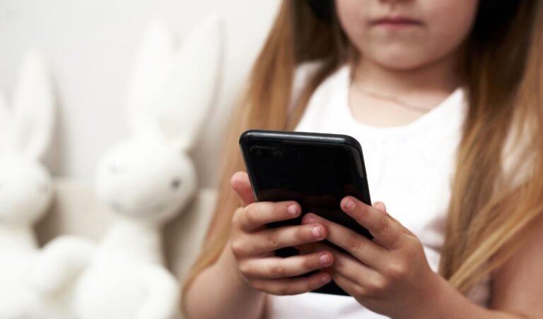 সন্তানের মোবাইলের নেশা কমাতে করণীয় Simple Tips to Reduce Your Child’s Mobile Addiction