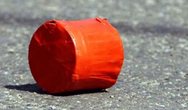 হাতিরঝিলে ইস্পাহানী স্কুলের সামনে ককটেল বিস্ফোরণ Cocktail Explosion Near Girls’ School Gate in Hatirjheel