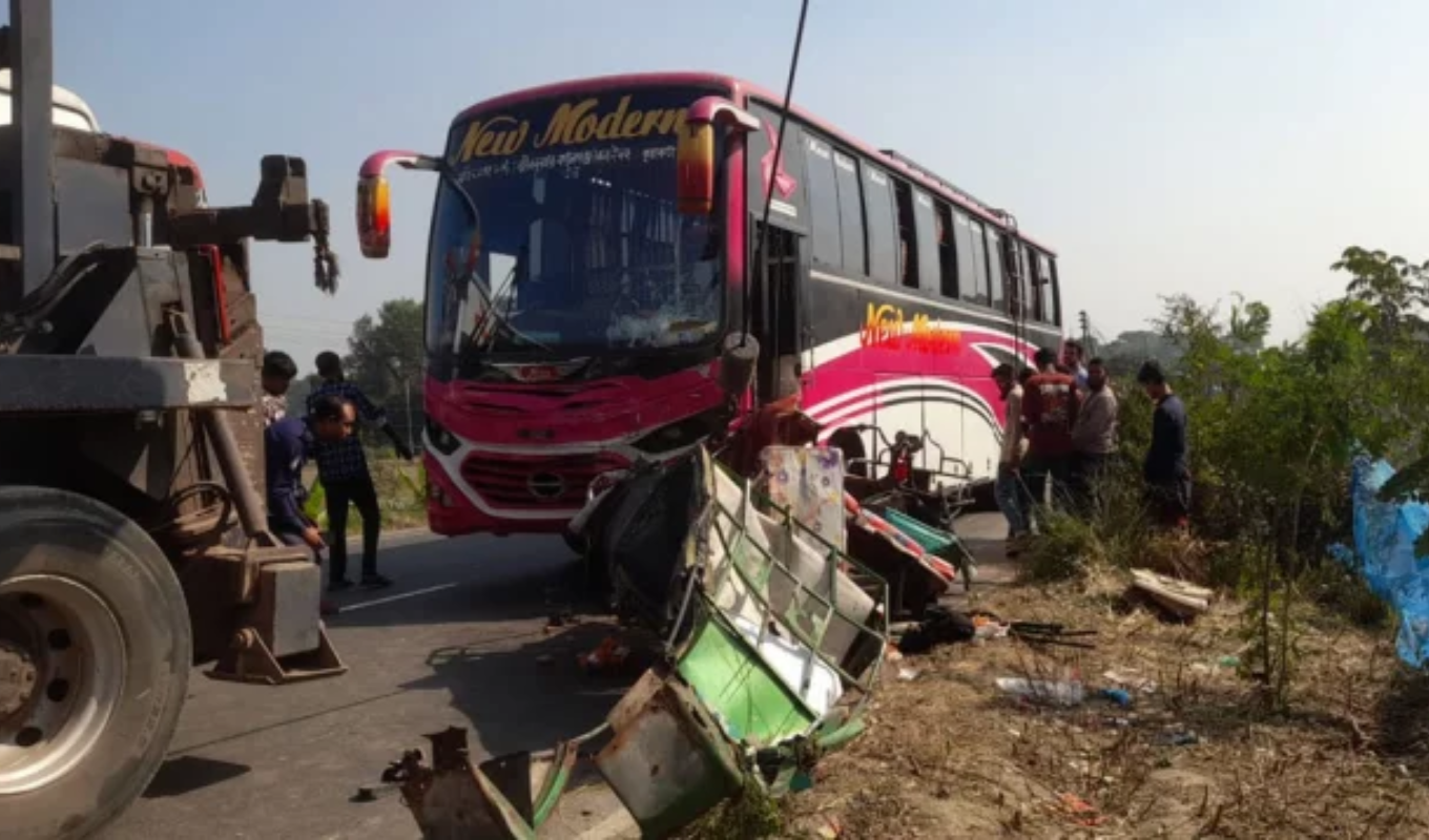 Three Dead After Bus and Auto-Rickshaw Crash in Bhanga, Faridpur 1 Three Dead After Bus and Auto Rickshaw Crash in Bhanga Faridpur Three Dead After Bus and Auto-Rickshaw Crash in Bhanga, Faridpur