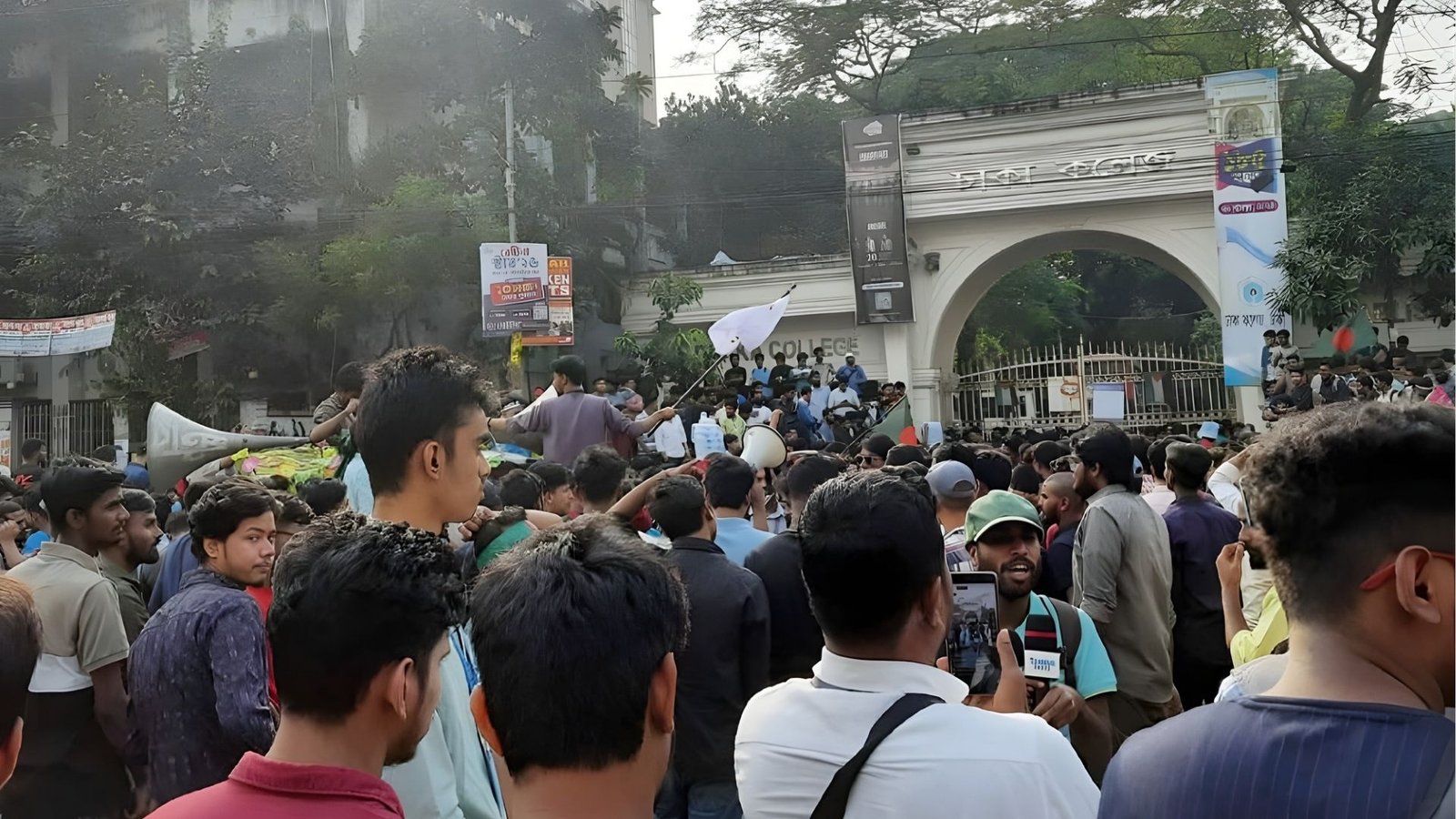 Traffic Paralysed in Dhaka as Seven College Students Stage Protest for University Approval Traffic Paralysed in Dhaka as Seven-College Students Stage Protest for University Approval