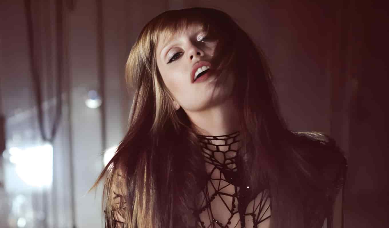 মাইলি সাইরাসের সিনেমা সঙ্গীত বিস্তার Miley Cyrus Eyes Film Songwriting Opportunities