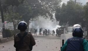 হাতিরপুলে ব্যবসায়ী পুলিশ সংঘর্ষ উত্তেজনা ছড়িয়ে পড়লো হাতিরপুলে ব্যবসায়ী-পুলিশ সংঘর্ষ, উত্তেজনা ছড়িয়ে পড়লো