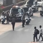 The President’s motorcade was held up at a traffic signal in Karwan Bazar.