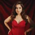 পরিচয় লুকিয়ে অভিনেত্রী আয়েশা খানকে বারবার ধর্ষণের হুমকি Actress Ayesha Khan Endures Persistent Threats