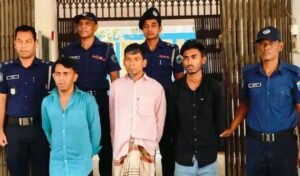 পুলিশ সুপার পরিচয়ে ঈদ চাঁদা গ্রেপ্তার তিন পুলিশ সুপার পরিচয়ে ঈদ চাঁদা, গ্রেপ্তার তিন