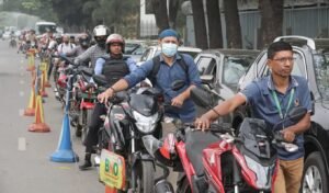রাজধানীর চালকদের তেলের জন্য ধৈর্য পরীক্ষা রাজধানীর চালকদের তেলের জন্য ধৈর্য পরীক্ষা