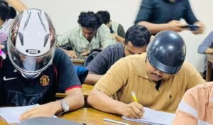 হেলমেট পরে জগন্নাথ বিশ্ববিদ্যালয়ে শিক্ষার্থীদের পরীক্ষা হেলমেট পরে জগন্নাথ বিশ্ববিদ্যালয়ে শিক্ষার্থীদের পরীক্ষা