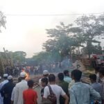 সীতাকুণ্ডে কাভার্ড ভ্যানের ধাক্কায় দুই ছাত্রী আহত সড়ক অবরোধ ও বিক্ষোভ Protests Block Highway Over False Student Death Rumours