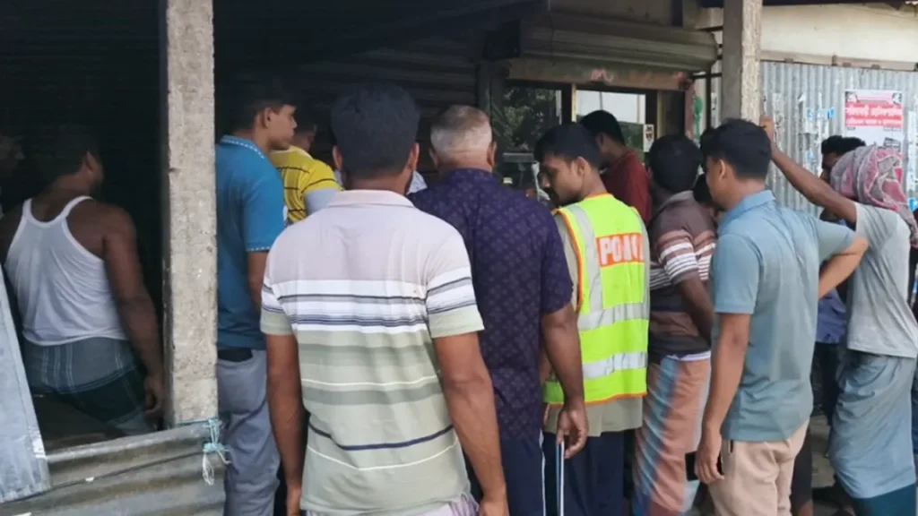 Clashes Erupt Between Rival BNP Factions Over Illegal Sand Mining in Jamalpur Clashes Erupt Between Rival BNP Factions Over Illegal Sand Mining in Jamalpur