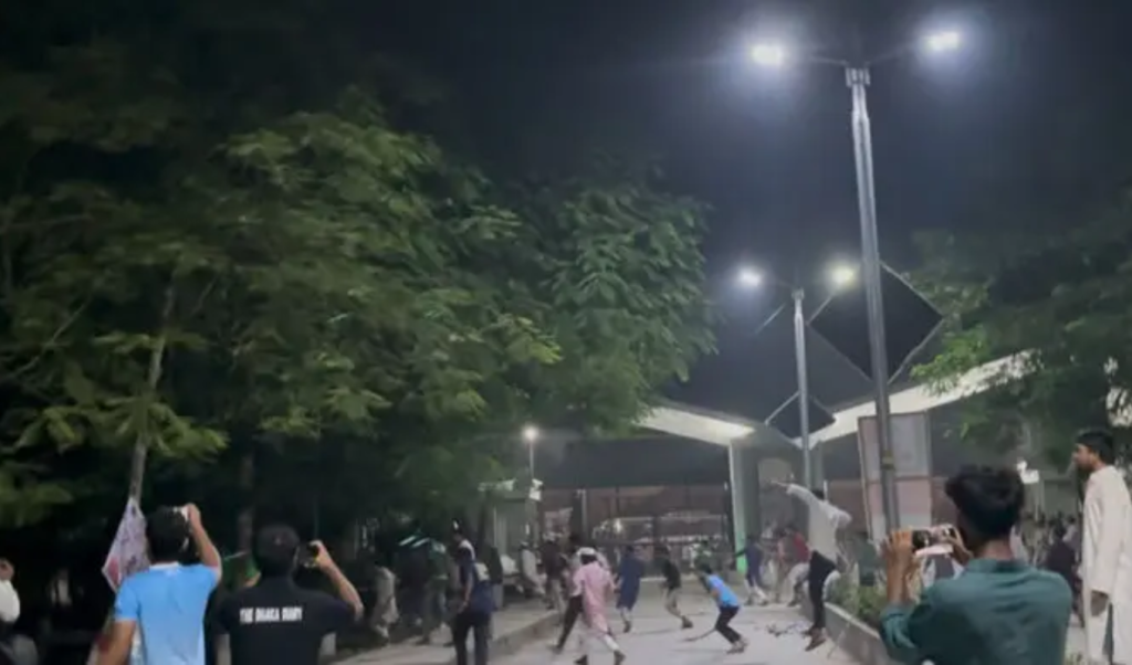 Clashes Erupt at Begum Rokeya University Over Controversial Photo Display Clashes Erupt at Begum Rokeya University Over Controversial Photo Display Clashes Erupt at Begum Rokeya University Over Controversial Photo Display