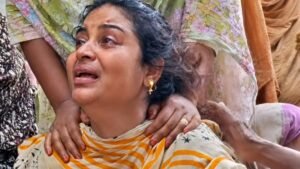 Teenager Found Hanging at Shaheed Minar in Manikganj Teenager Found Hanging at Shaheed Minar in Manikganj