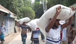 Farmers Break Fertiliser Depot Gate in Roumari